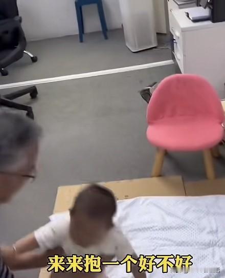 老板给带娃上班员工送婴儿车！心善的老板真的赚不到钱？一大早刷到个暖心事儿员