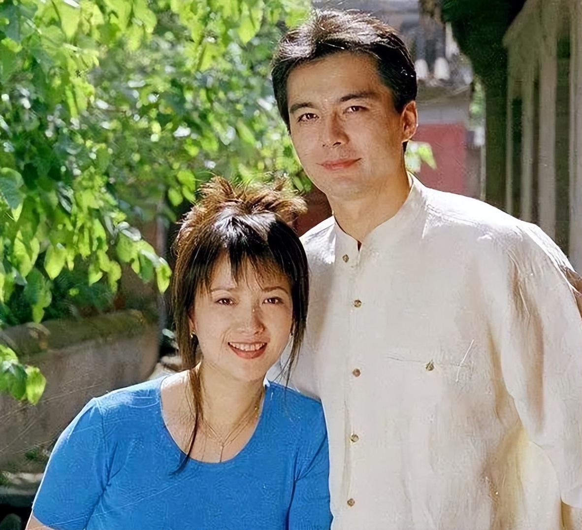 何晴的儿子在路人镜头下略带憔悴，但这也不影响他的帅气。何晴看到儿子长成这样心里也