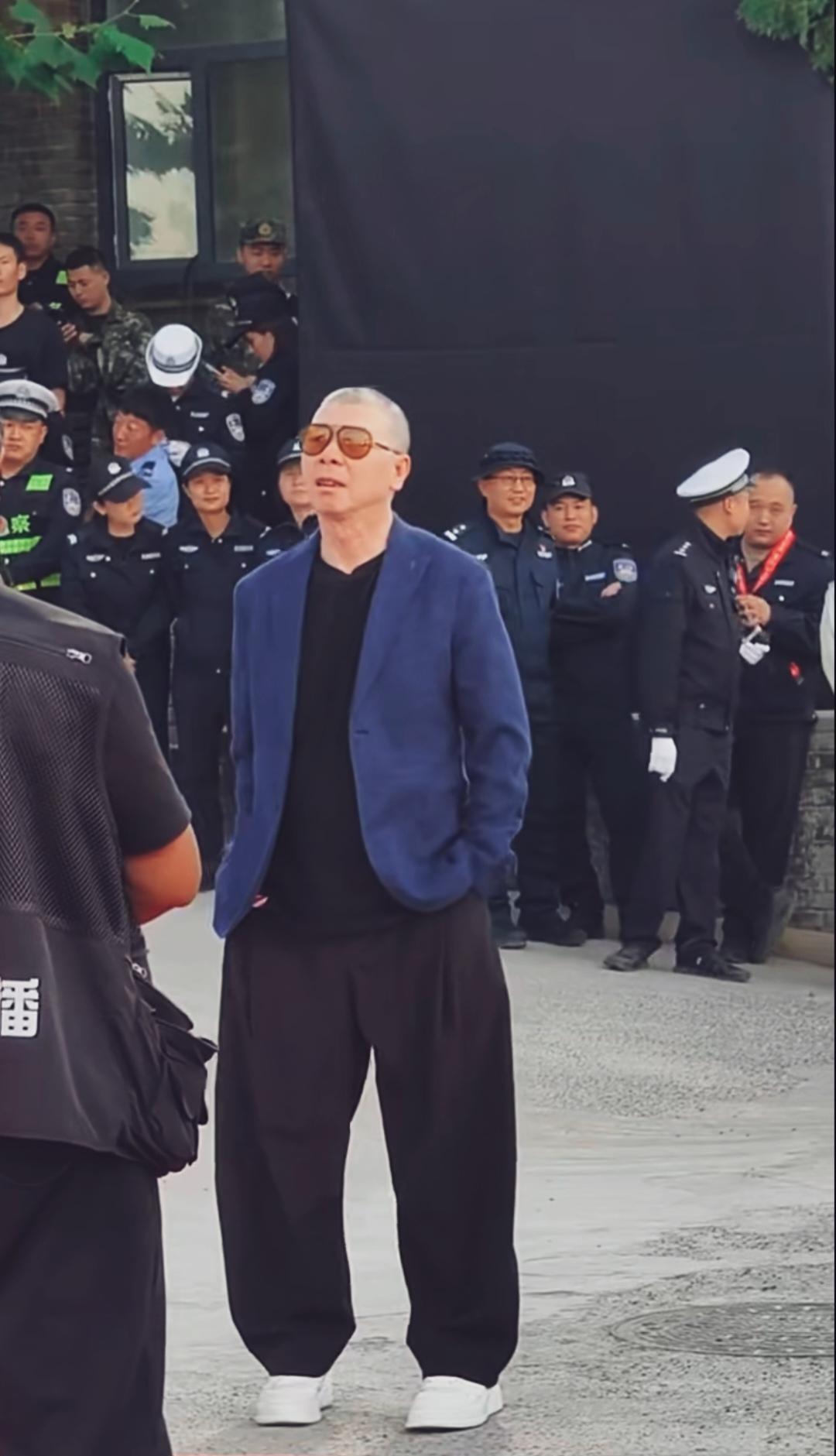 冯小刚导演现身平遥电影展，蓝色休西服配黑色宽松休闲裤，双手插兜，挺有范儿！#冯