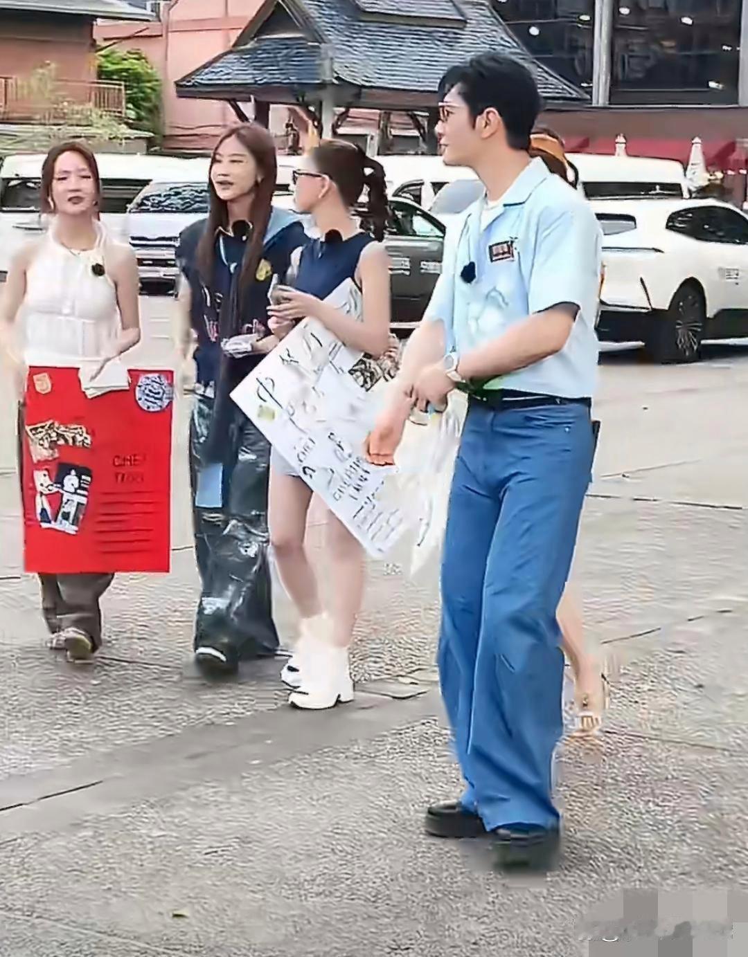 餐厅录制结束，合影时昆凌站C位。这不是因为她咖位大，而是拍戏那几天周杰伦一直在片场，等录完接她一起回