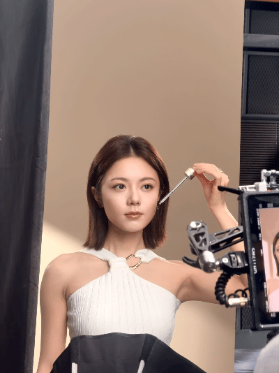 人怎么可以争气成这样真正能打的颜值从不需要滤镜加持，赵今麦生图状态满分。眉眼灵动