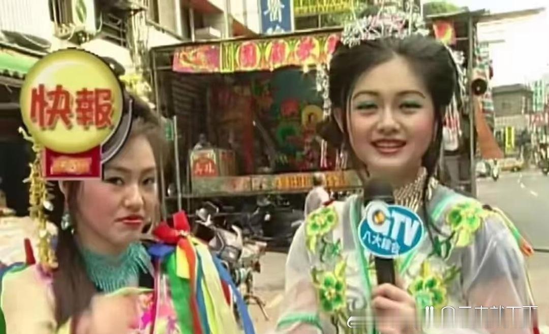 小玥儿眉眼间确实长得挺像亲妈大S的