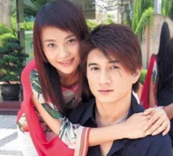 2009年，吴奇隆和马雅舒离婚，在记者发布会上，吴奇隆眼泛泪花说道：“结婚3年，