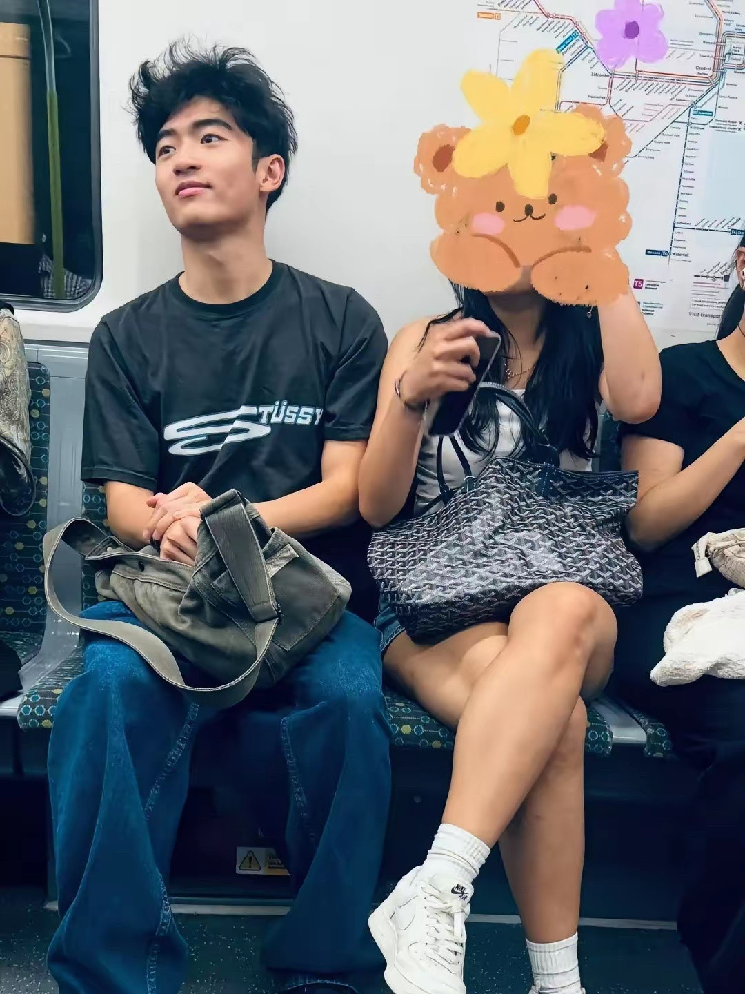 谢霆锋18岁大儿子和女友在澳洲坐地铁被偶遇，他看起来好瘦，小麦色皮肤，头发又黑又