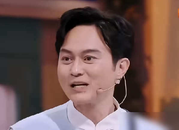 张智霖被问最想撕掉哪三个标签，张嘴就是自由、财富、事业。他说自己没自由，钱全被管着，连退休都不行，因