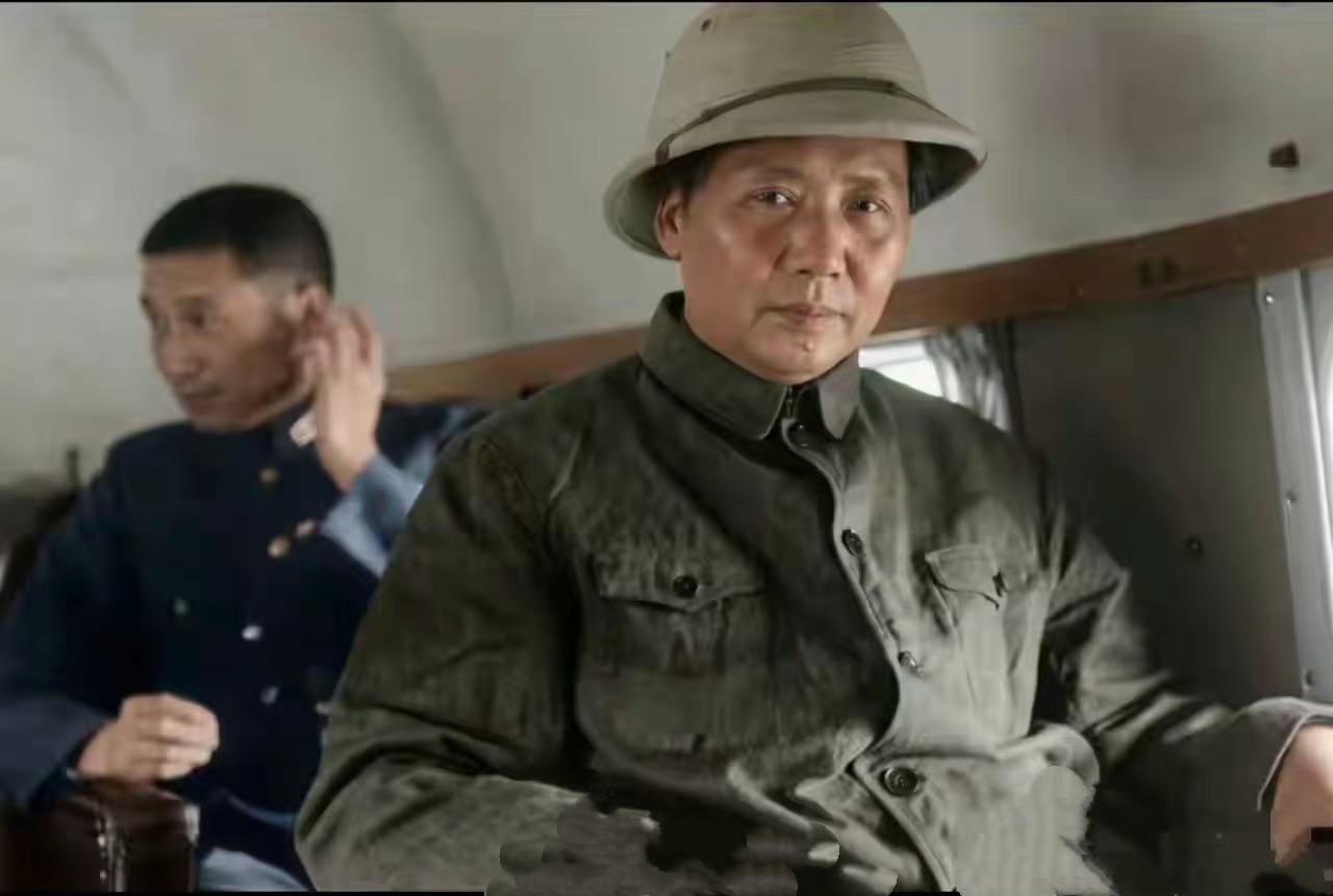 继续辟谣，有自媒体给毛泽东这张照片加标注说：“伟人在去重庆谈判的飞机上，即将引爆