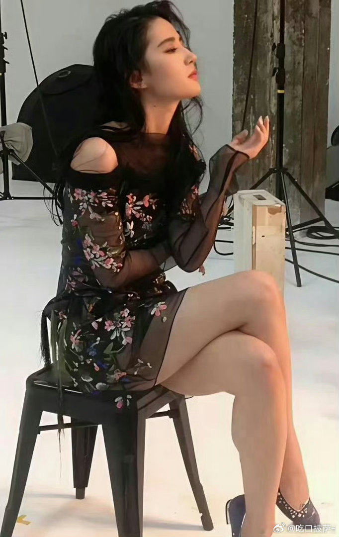 看到刘亦菲的小腿肌，瞬间就释怀了，原来大明星也有小腿肚