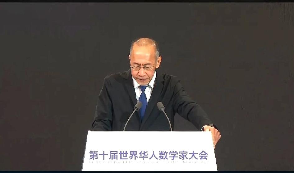 上海，第十届世界华人数学家大会的颁奖现场。主持人站上台，拿着手卡，一张嘴，流利