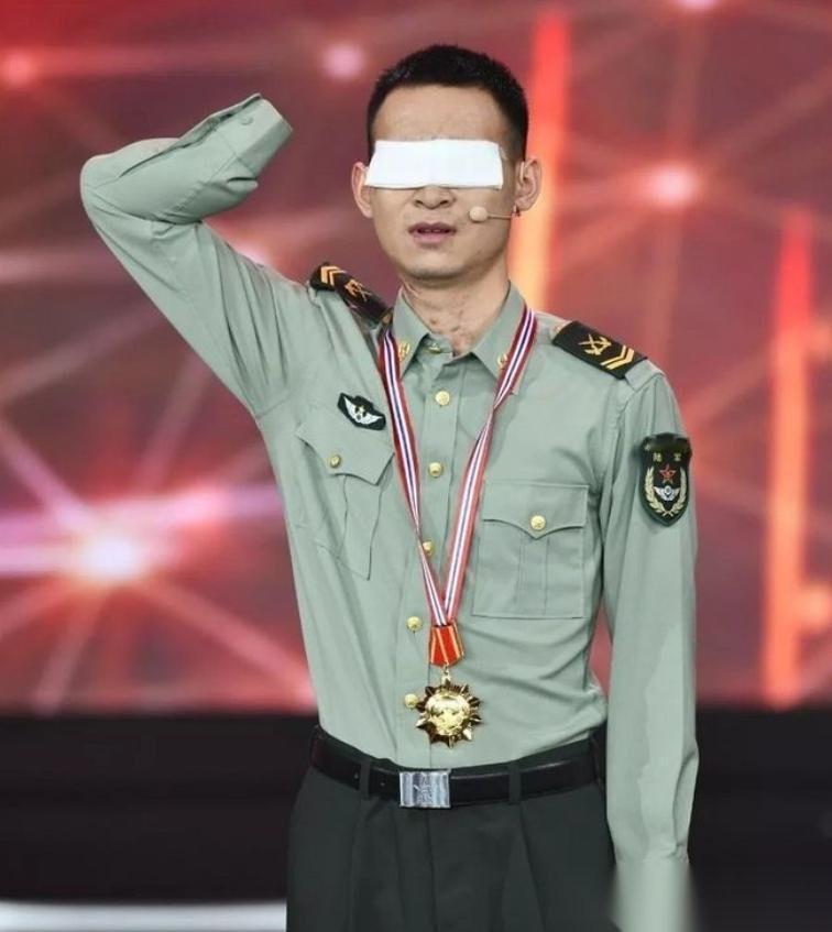 有人给杜富国算了笔账：月津贴3万2，国家分了180平的房子，水电燃气全免。这笔账