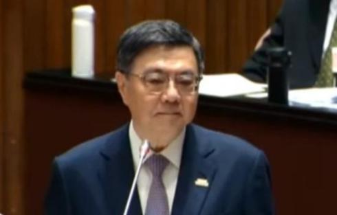 台“行政院长”卓荣泰今天下午前往“立院”进行项目报告，国民党“立委”赖士葆质询时