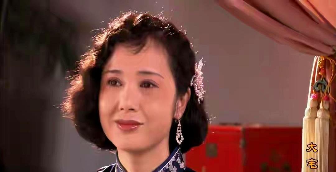 那个跟死物结婚的豪门疯女人，其实打心底里嫌弃她的男神。白玉婷在台下挥金如土