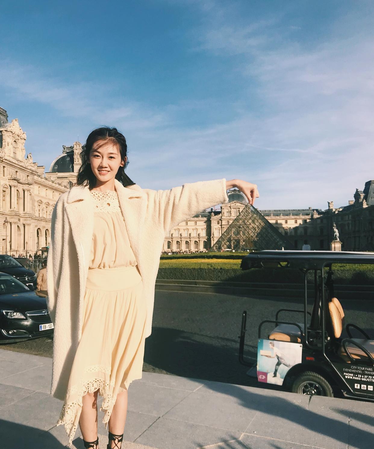 2019年，演员苗苗到法国巴黎卢浮宫景点旅游时的一组“三宫格”。衣着打扮时尚而又