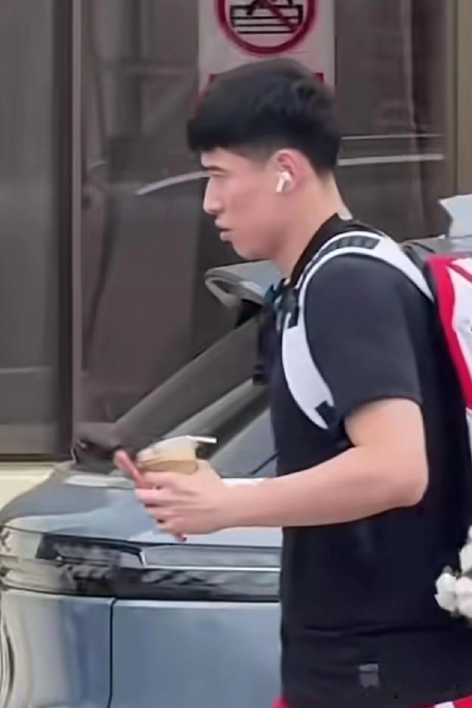 中国男篮集训近照，人手一杯咖啡，我发现貌似来自南方的小伙伴更喜欢咖啡！月底就