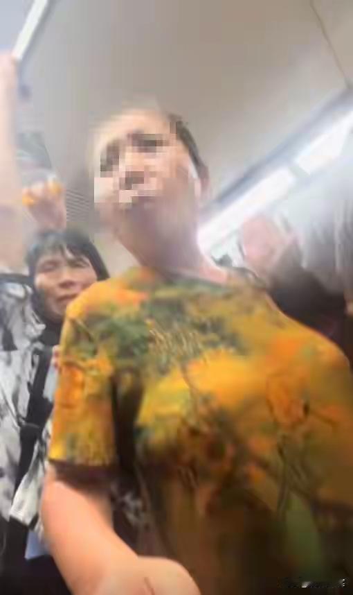 平时在公交车上，大妈都是不可忽视的存在。你不让座，她就给你一耳刮子。哪怕打死人