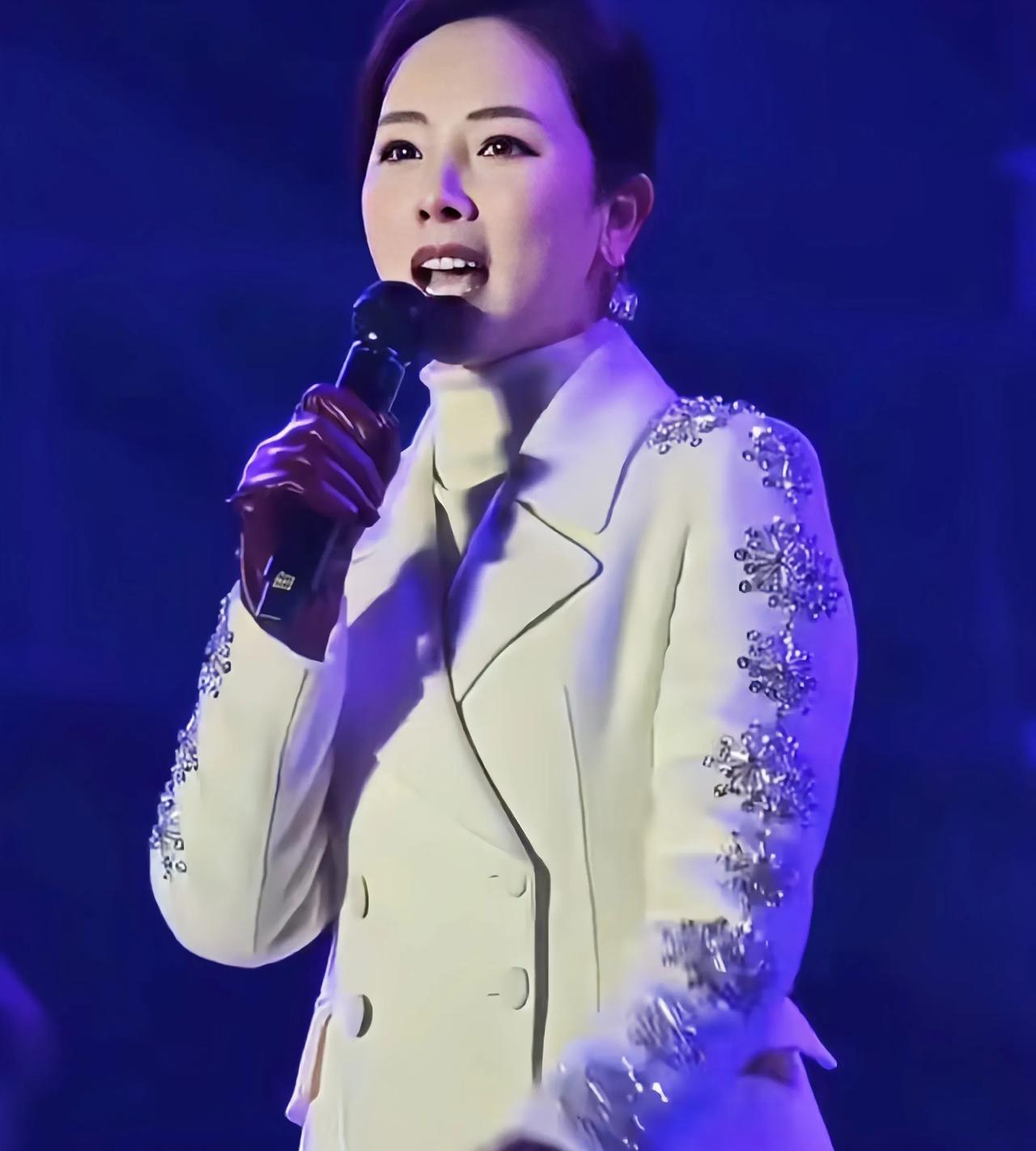 39岁央视春晚主持人，如今小县城里商演，李思思到底经历了什么最近看到一张照