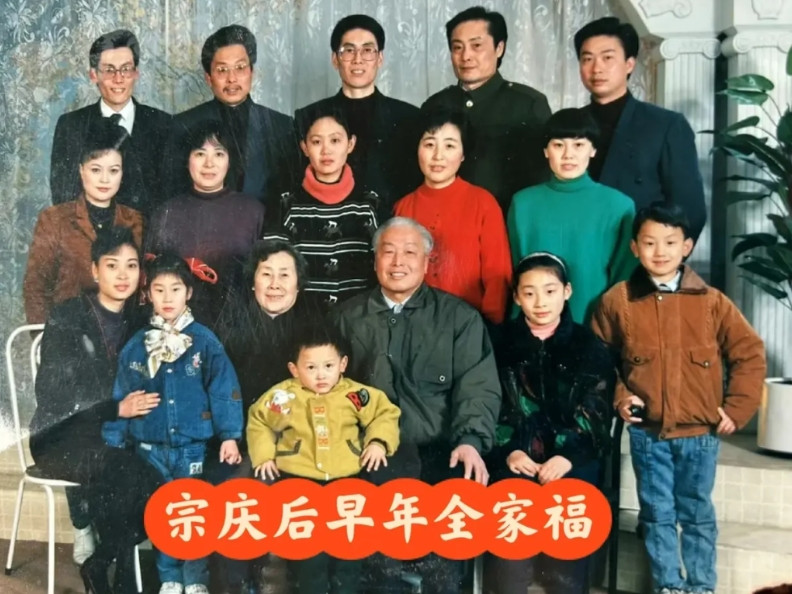 这样看起来宗家只有宗庆后和其他人脸型完全不一样，网传奶奶是后妈，其他都是同父异母