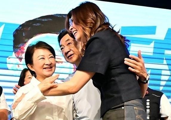 算盘落空！郑丽文当众拥抱卢秀燕、江启臣，揭穿民进党套路！最近岛内最大反转来了，之