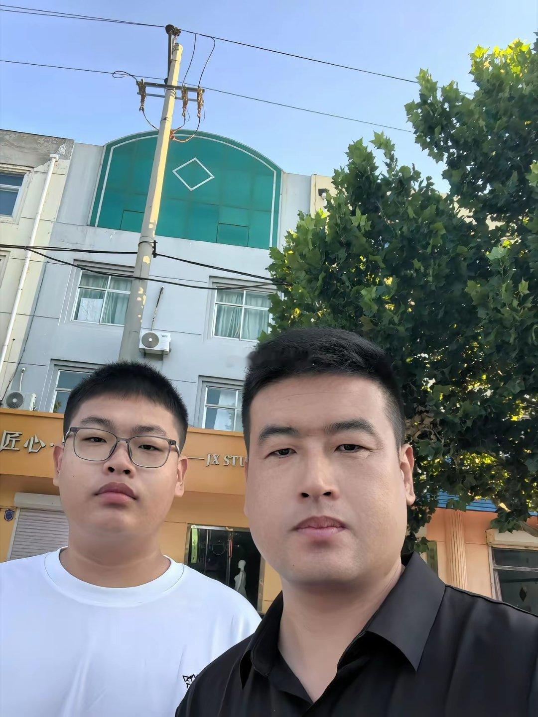 大儿子也是出息了，终于考上了老爸曾经梦寐以求的学校加油吧少年，你是最棒的​​​