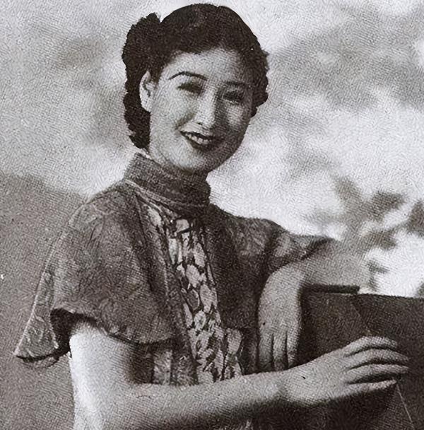 1942年春，青帮头目吴四宝被日本人毒死，他的老婆佘爱珍哭得死去活来。早就垂涎佘