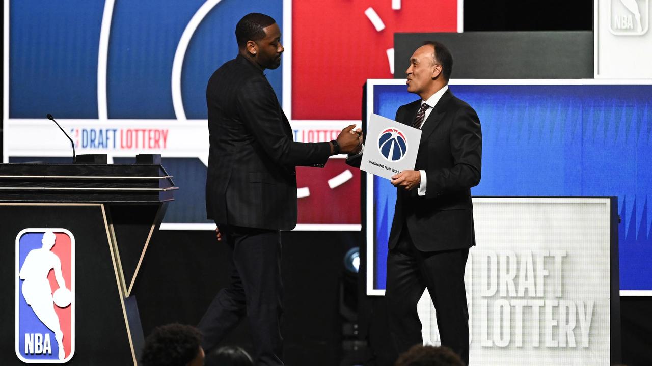华盛顿奇才总裁迈克尔·温格周日确认，球队愿意考虑交易今年NBA选秀大会的状元签；