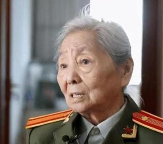 1979年，中国女翻译刘禄曾随团出访美国期间，莫名被一名陌生美国男子死死注视，