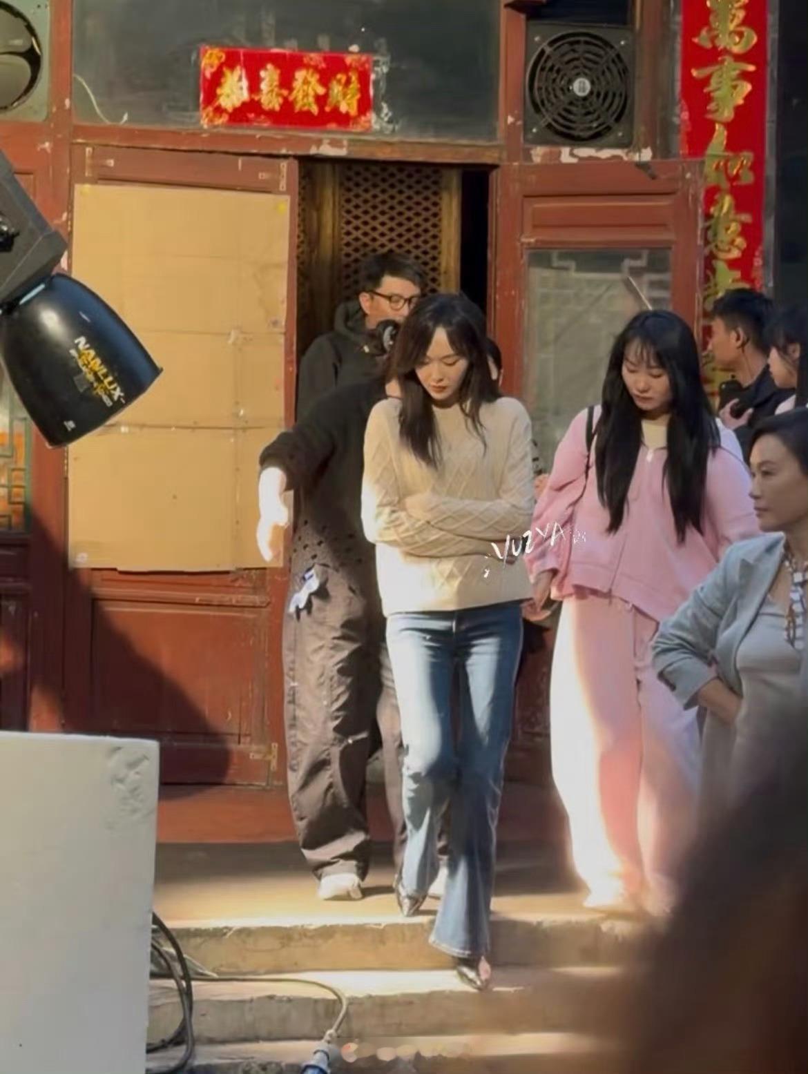 偶遇唐嫣街边拍戏网友偶遇唐嫣街边拍戏转角遇见糖🍬！街边捕捉野生唐嫣拍戏，颜值绝