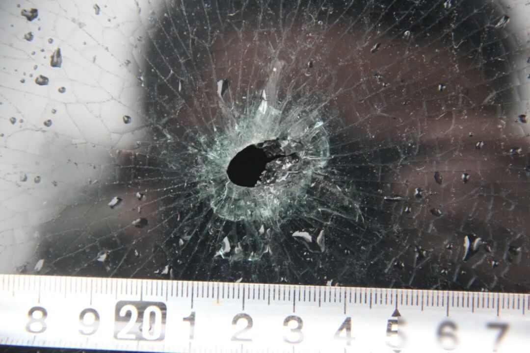 远光灯惹祸！男子弹弓复仇，五车遭殃！那天晚上八点多，山东兰陵的206国道上发