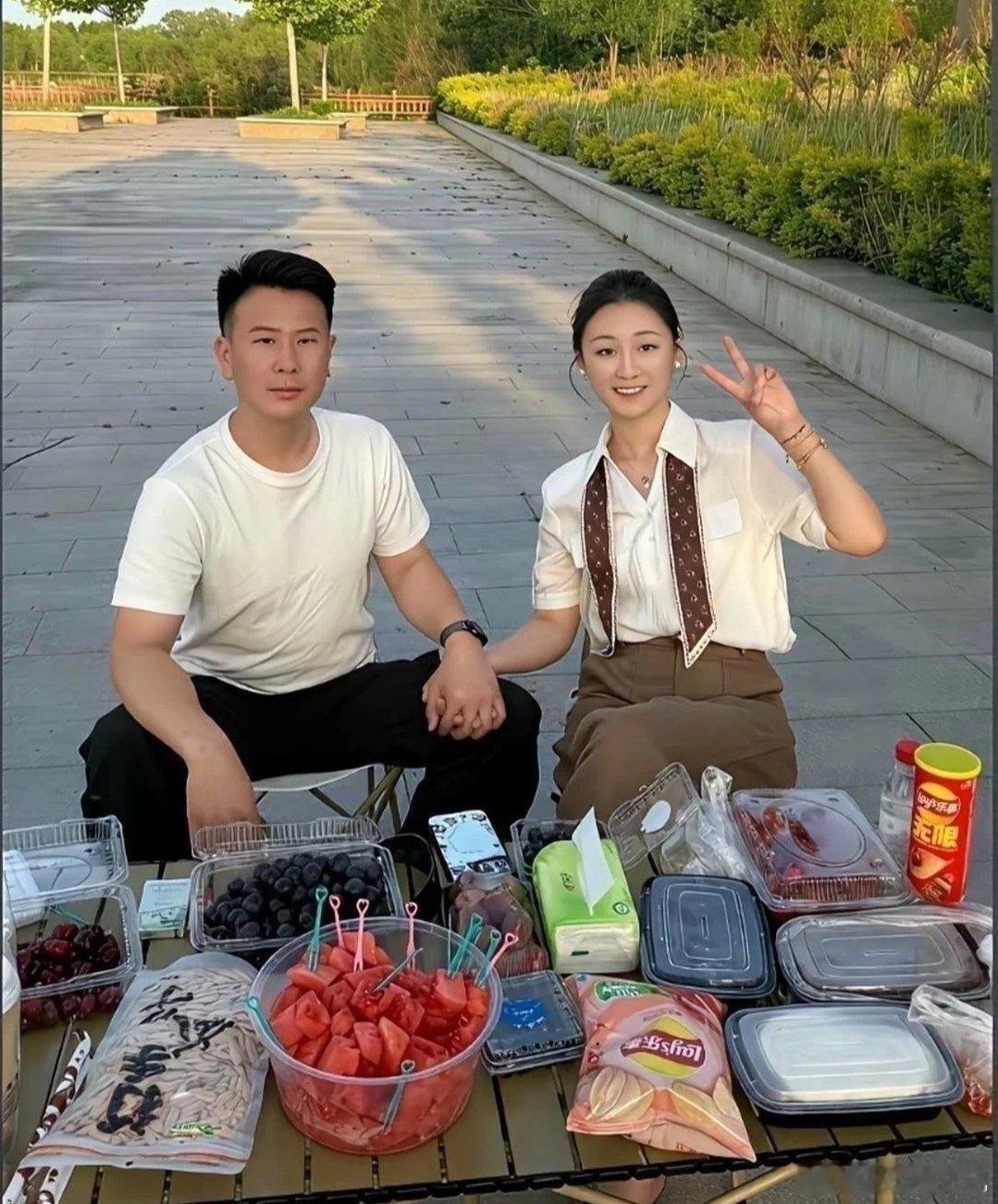 大衣哥前儿媳陈亚男和新男友，看着还挺甜蜜​​​