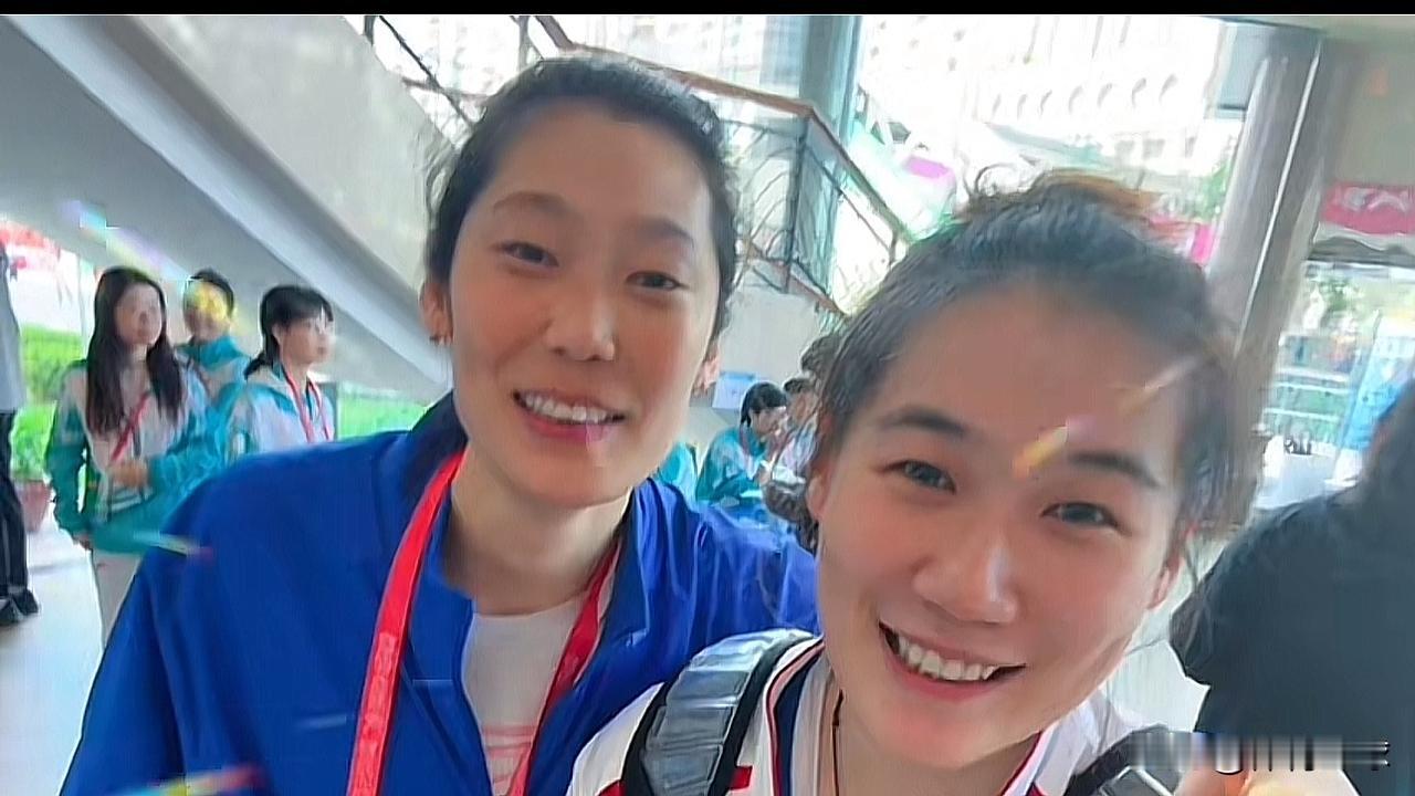 朱婷人缘真是好！打完对北京女排的比赛，回到酒店，就被王云蕗逮到了，责问她为何拦