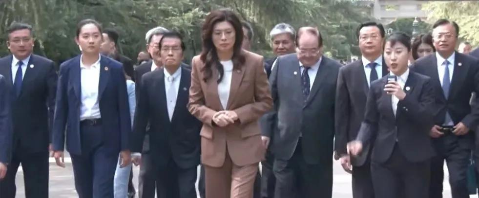 江怡臻开口了，随郑丽文访问大陆的国民党发言人江怡臻在自媒体上感慨到:这是我第一次