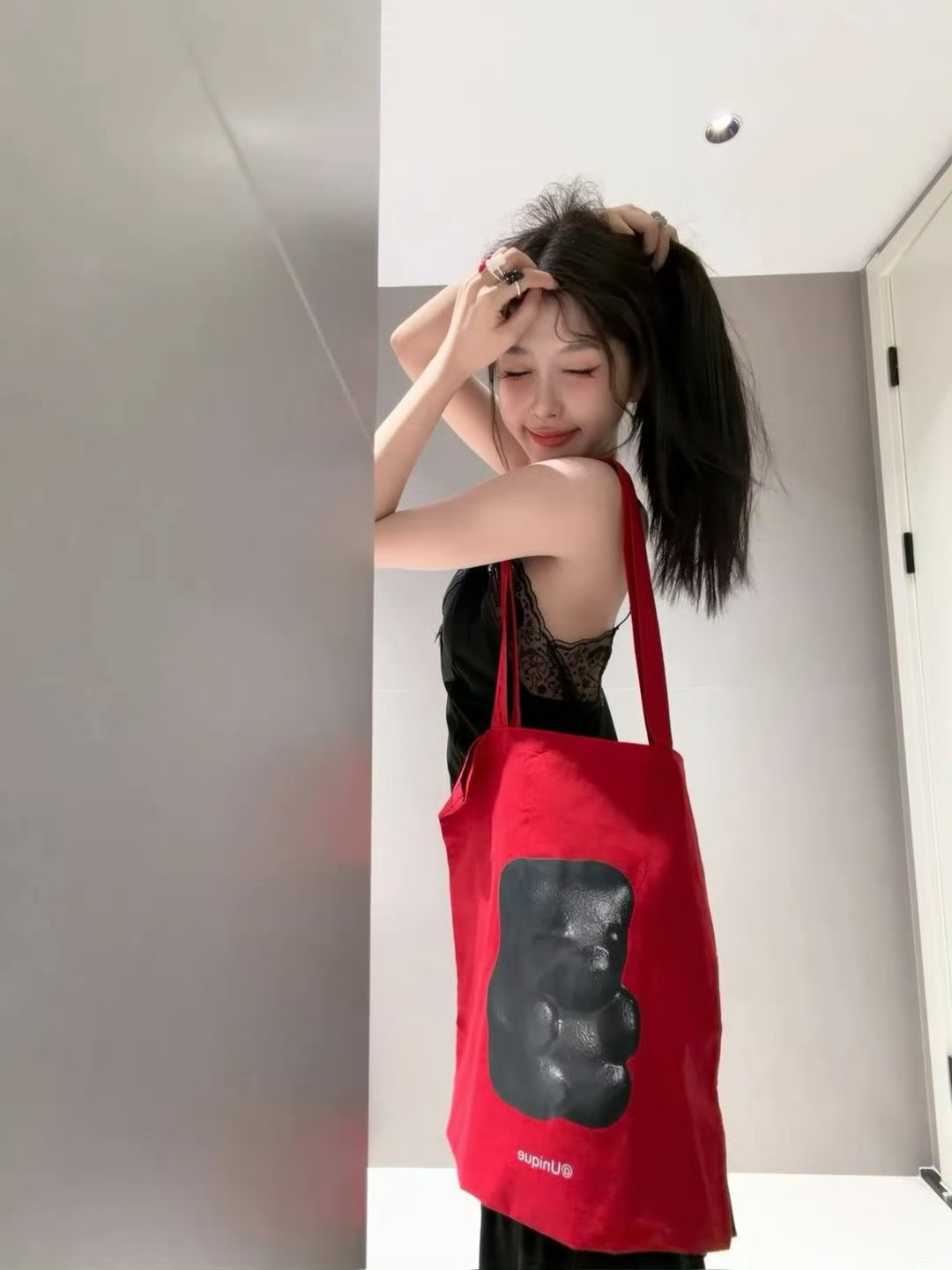 她的笑真的好甜^^