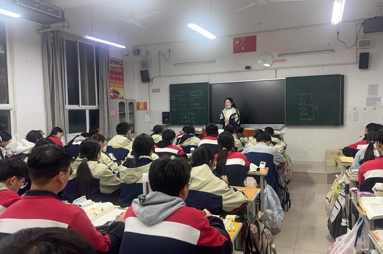 到了高中之后,你会发现:在普通班(包括重点班),能考上一本以上(包括211、9