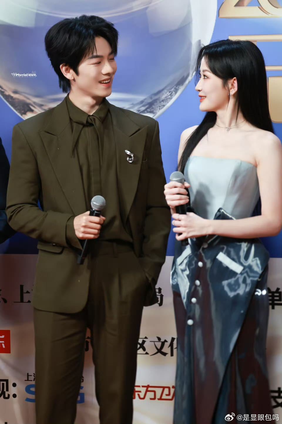 韩雨彤曾辉红毯合体比心现场的磕学家有福了！！“落日雨辉”线下撒糖！微短剧品质盛