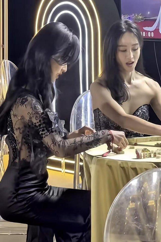 陈都灵这腰这仪态，居然是在打麻将….？​​​