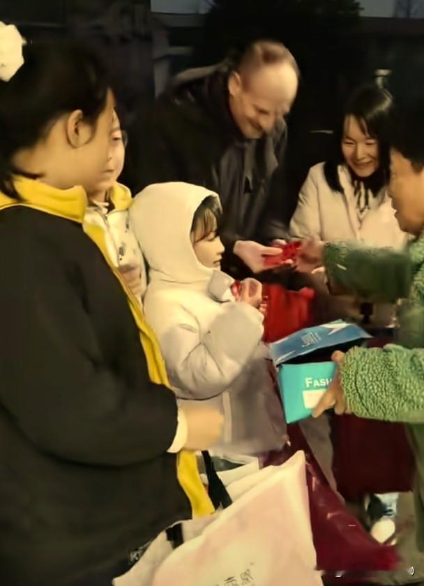 笑喷了！老外湖南入乡随俗，除夕带家小上门＂讨喜＂湖南有一个延续多年的春节＂讨