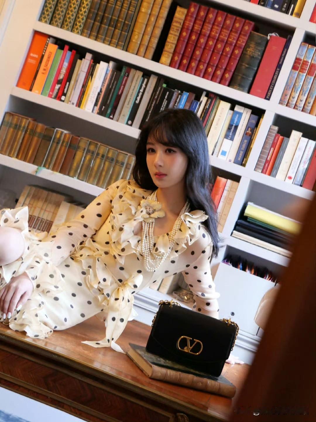 杨紫的波点白裙造型简直绝了，优雅与活泼完美融合。在某晚宴上，她这条波点裙获全网好