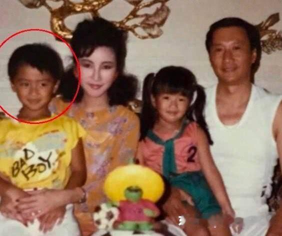 谢贤和前妻及儿女合影，狄波拉很白，谢霆锋很帅，谢贤很酷，谢婷婷没有爸妈好看。