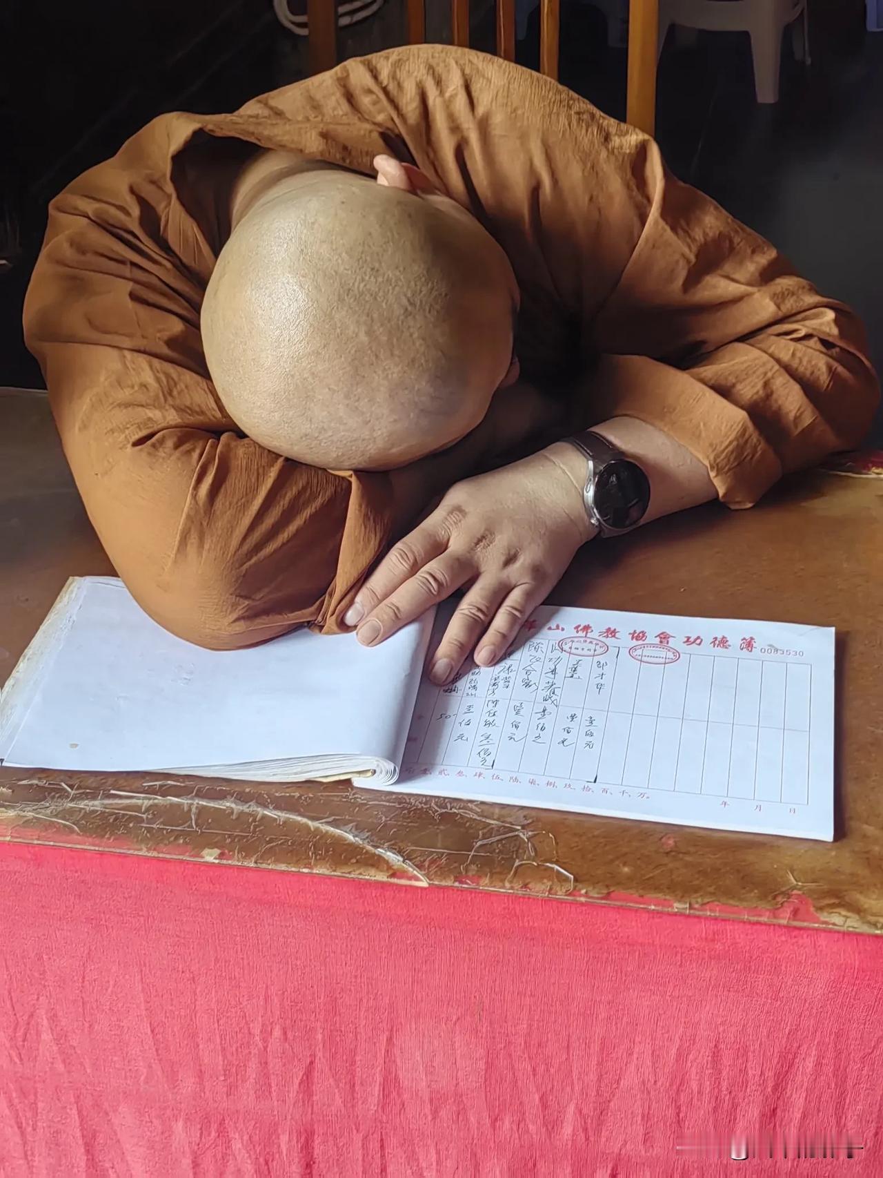 大和尚辛苦了！这个月收到的香火钱够不够买这块手表呢？