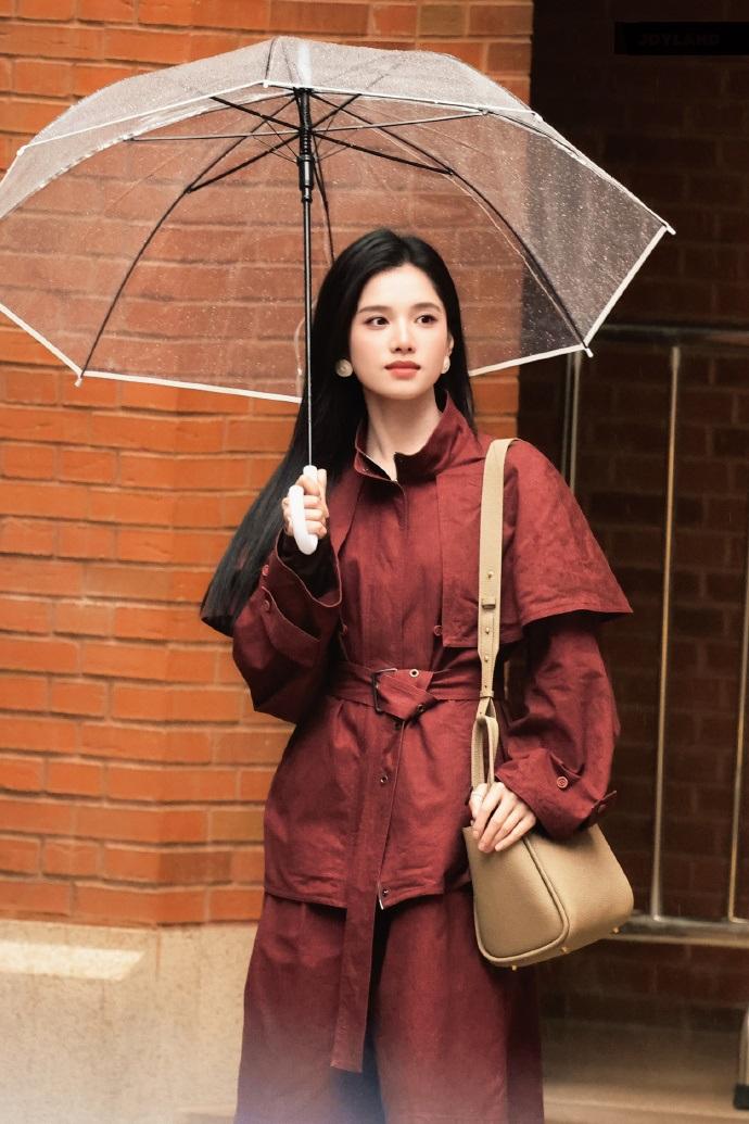雨中穿红衣的张婧仪有种复古时尚风情，她这次完美的展现出了清冷时尚魅力，看上去非常