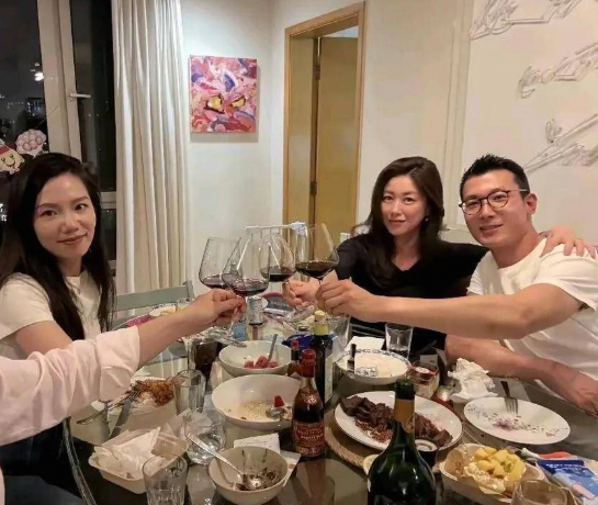 朱珠北京家中设宴，老公下厨超有爱，这就是幸福的模样