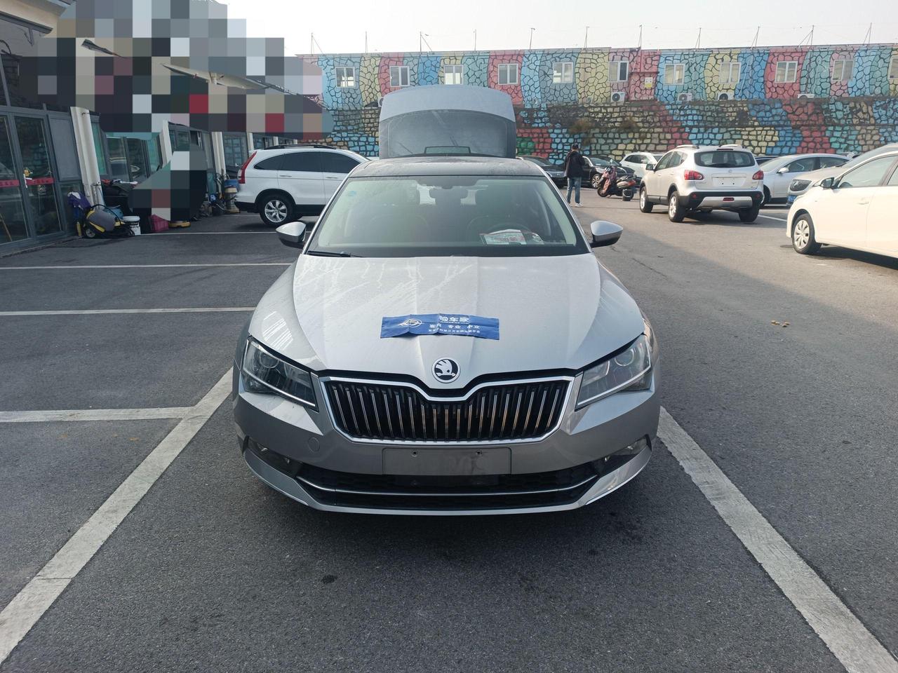 十年前在日产4S店修车，隔壁就是斯柯达，记得他们有个特别的营销方式，在展厅现场往