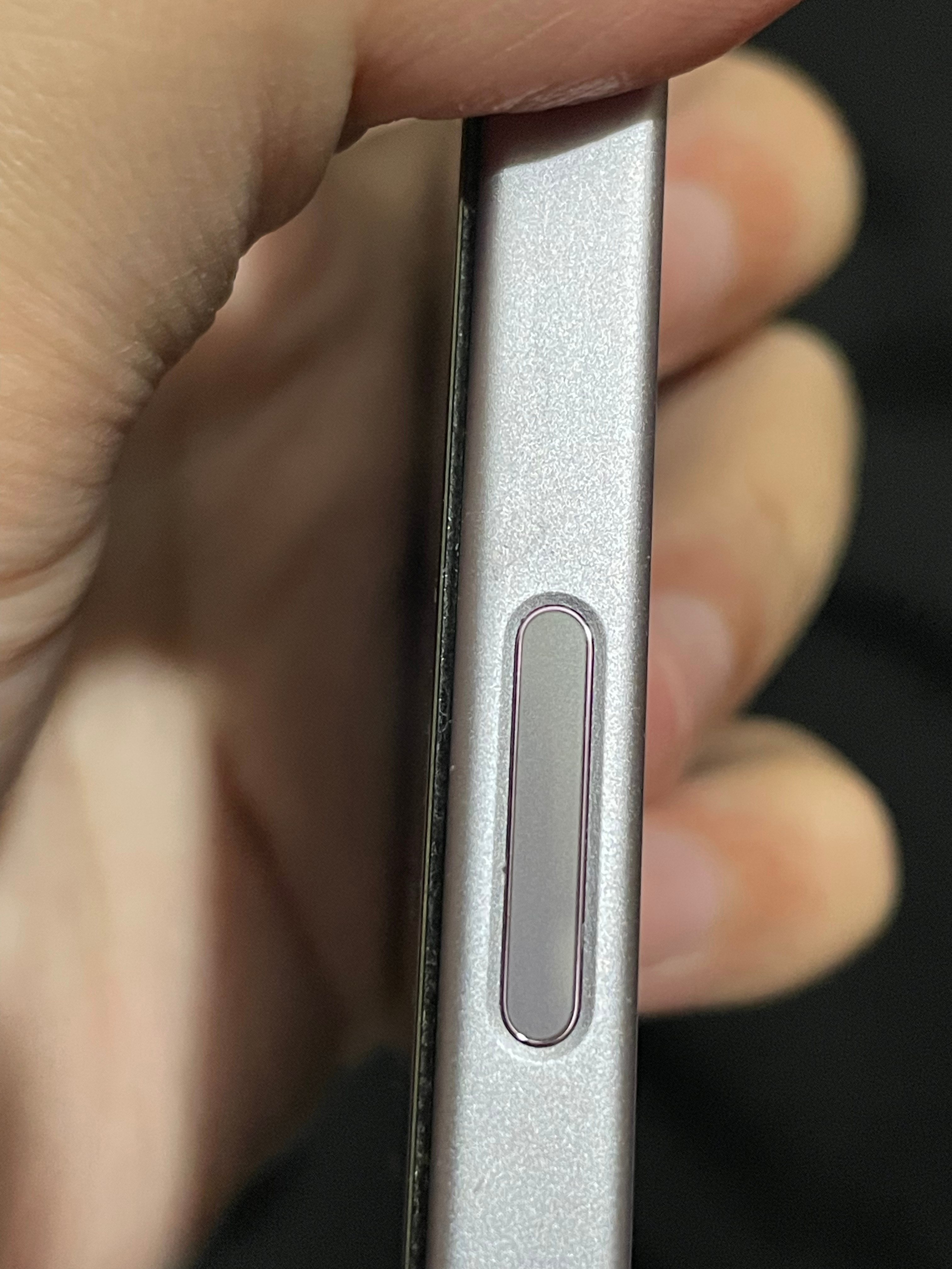 不是，我刚刚仔细看了一下，我这iPhone17的相机按钮是掉漆了吗？我这才到手不