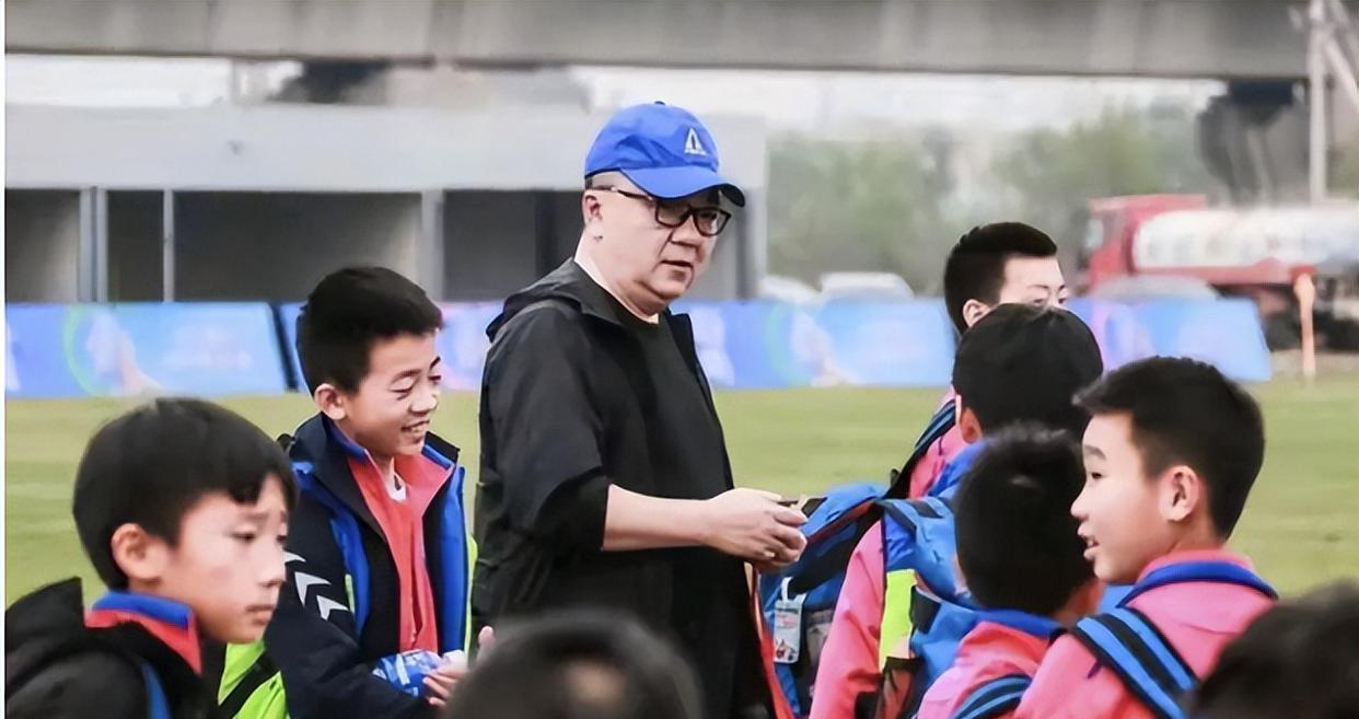 董路送小球员留洋，竟遭围攻？这帮人到底怕什么？说董路得罪人，可数据不骗人：1
