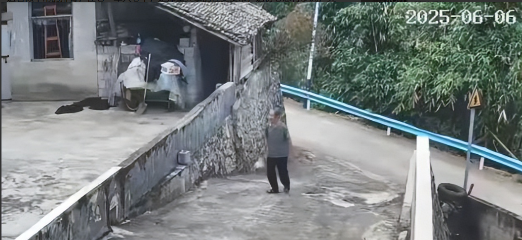 “太心酸了！”福建一大爷提着排骨上门找好友，不料叫了好几声都没人回应，去敲门更是