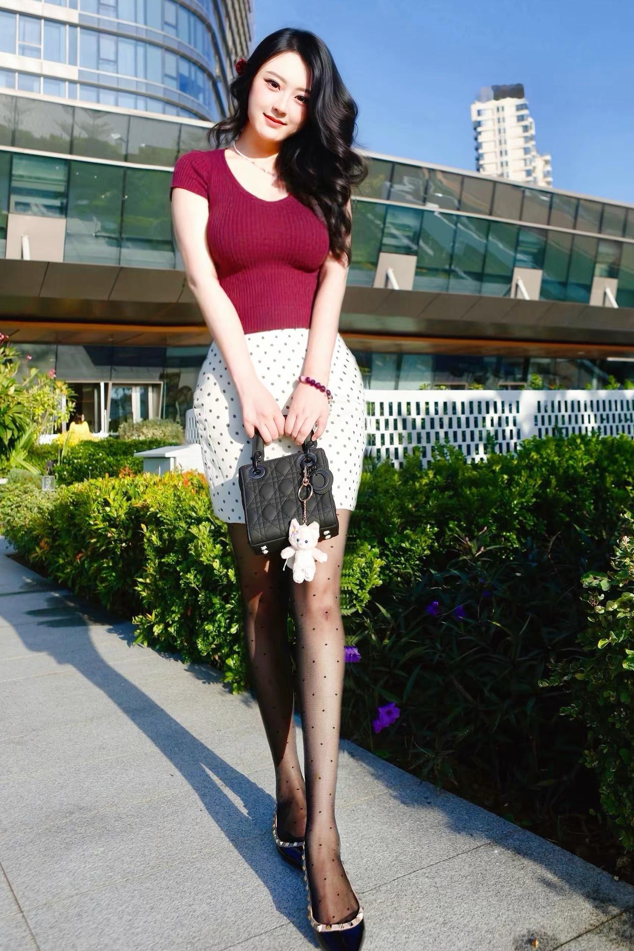 上联：凭栏自有风情在下联：入座更添软意浓对联对对联飞花令