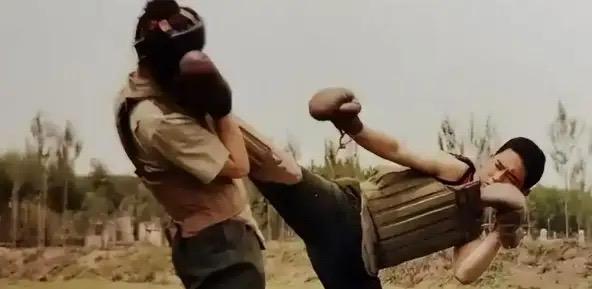 1995年的夏天，兰州某出租屋外围，8名精挑细选的刑警贴着墙根潜伏，他们的目标只