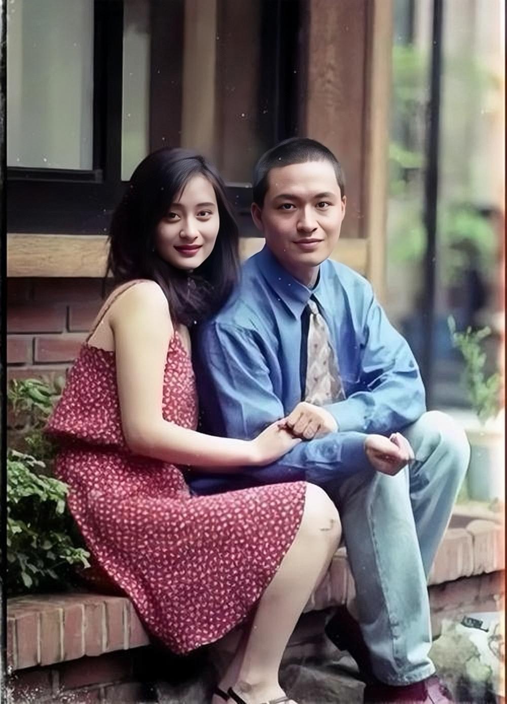 马景涛与陈德容古早合影，两人曾搭档拍戏，合作过6次，饰演了多个经典角色。这是