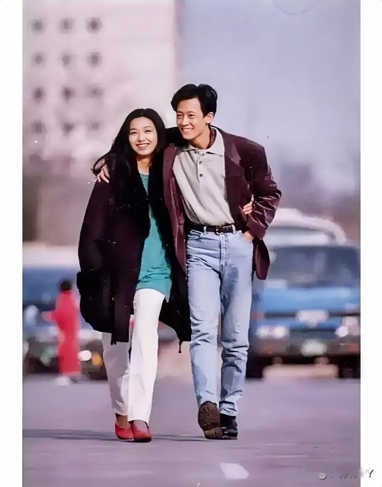 那年王志文28岁，江珊27岁，年轻时的王志文阳光帅气，江珊散发着青春的魅力。这张