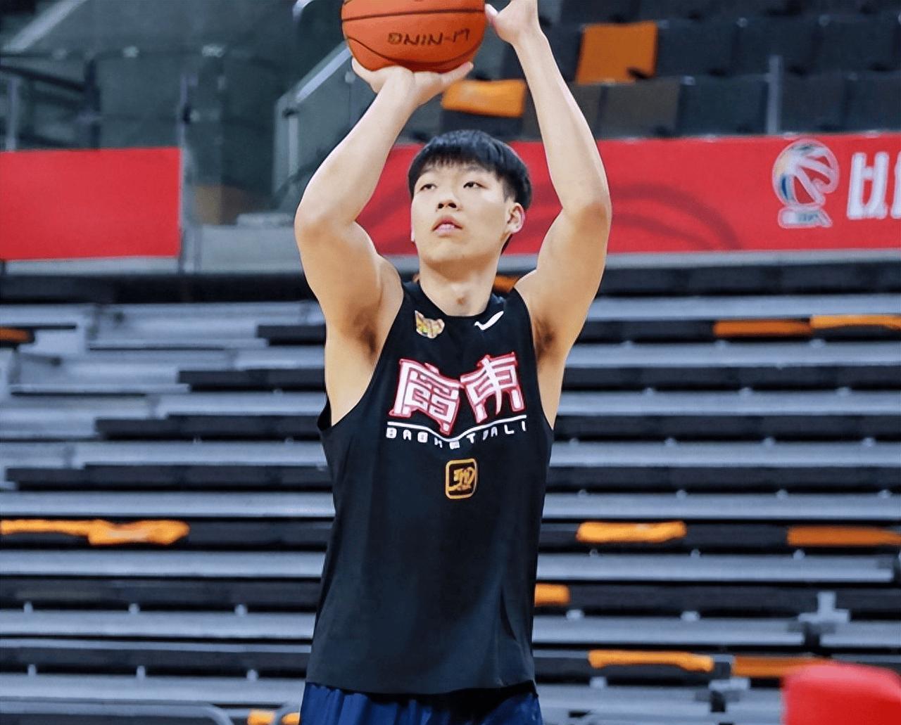 张昊雄心壮志！广东男篮今天前往重庆参加热身赛，但张昊与胡明轩没有随队，理由是这
