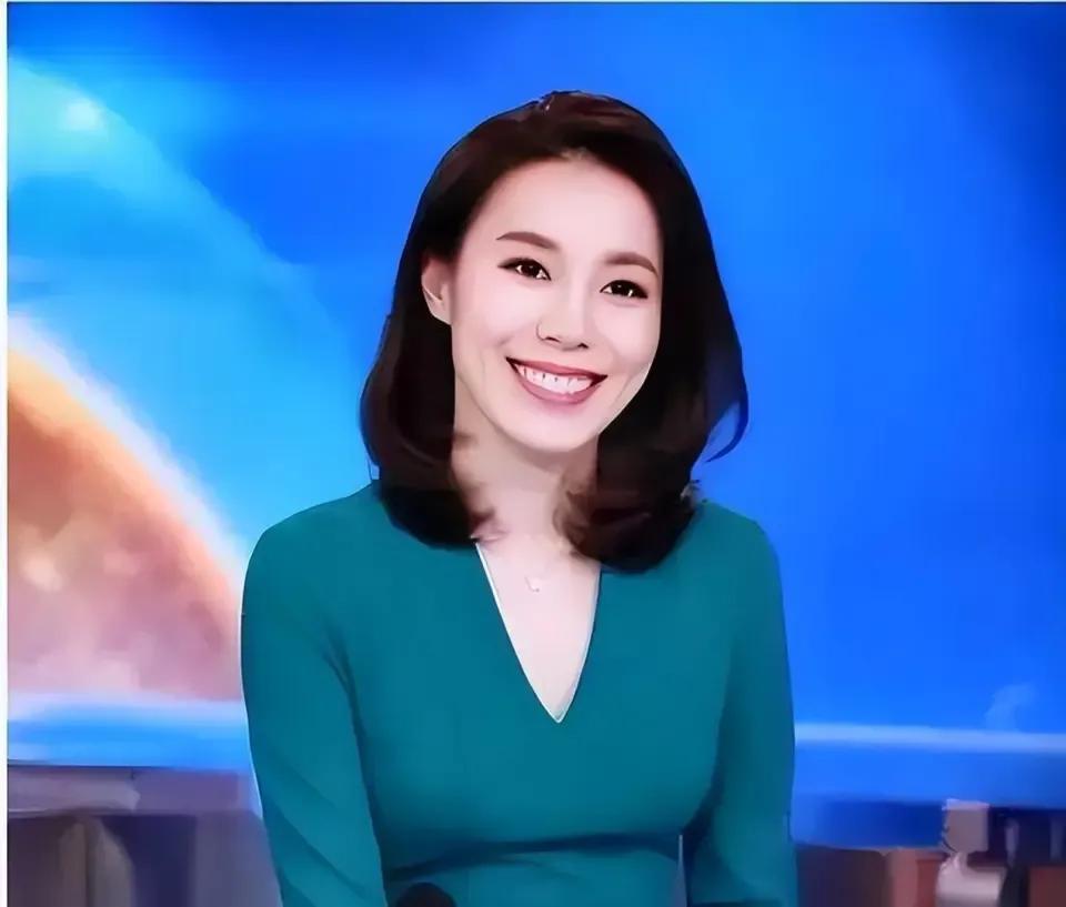 25岁的央视主持，本就站在聚光灯下闪耀，却毅然嫁给38岁富豪，还接连生下3个孩子
